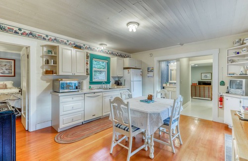 Langley Casa | ¡NUEVO LISTADO! Encantadora casa familiar y amigable para perros con cocina completa y WiFi.