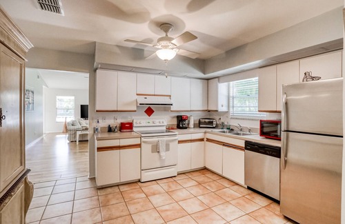 River District Casa | Charming dog-friendly home with enclosed yard, full kitchen & washer/dryer