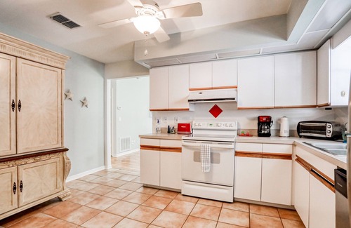 River District Casa | Charming dog-friendly home with enclosed yard, full kitchen & washer/dryer