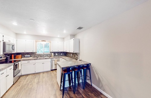 Groveland Casa | Charming, dog-friendly retreat with a fireplace, modern kitchen, & washer/dryer