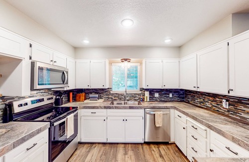 Groveland Casa | Charming, dog-friendly retreat with a fireplace, modern kitchen, & washer/dryer