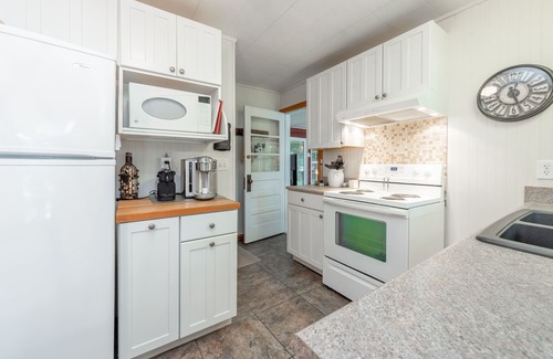 Thayerville Casa | Charming Dog Friendly Cottage w/ Dock & Fire Pit