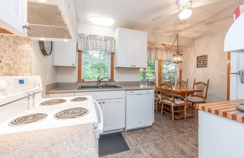 Thayerville Casa | Charming Dog Friendly Cottage w/ Dock & Fire Pit