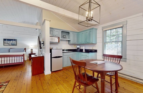 Northport Apartamento | Charming dog-friendly studio cabin with firepit and near outdoor fun