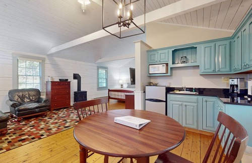 Northport Apartamento | Charming dog-friendly studio cabin with firepit and near outdoor fun
