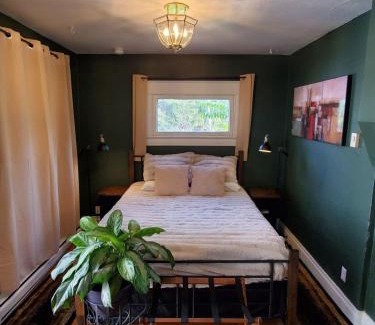 Central Colorado Springs Apartamento | Charming Downtown Cottage with Parking & Full Kitchen