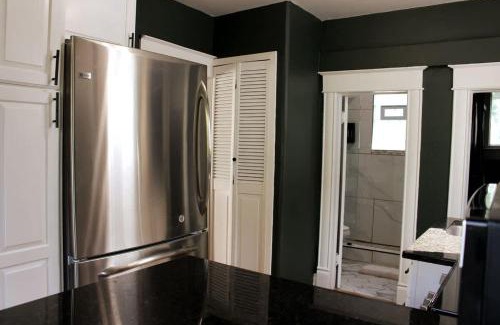 Central Colorado Springs Apartamento | Charming Downtown Cottage with Parking & Full Kitchen