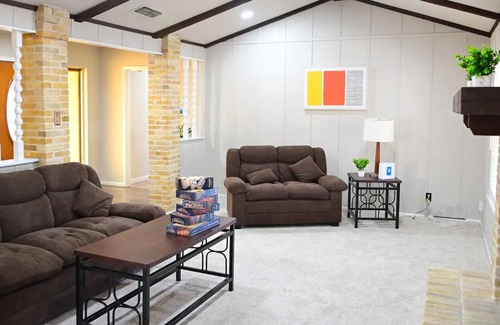 Universal City Casa | Charming Downtown Modern Marvels w/ 4 bedroom