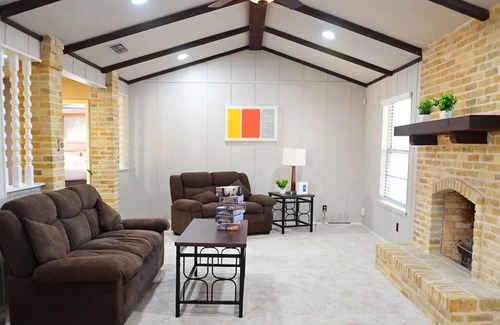 Universal City Casa | Charming Downtown Modern Marvels w/ 4 bedroom