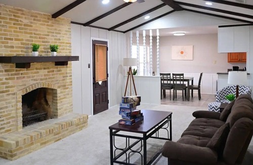 Universal City Casa | Charming Downtown Modern Marvels w/ 4 bedroom