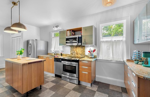 Alta Vista Casa | Charming Downtown 3-bedroom bungalow -Riverwalk - The Alamo-and more