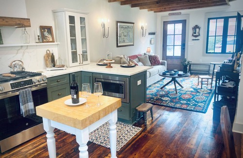 Murray Hill Casa | Charming Downtown Annapolis. Stroll to all the Historic District has to offer.