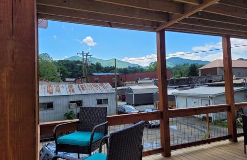 Bryson City Apartamento | Charming Downtown Bryson City SkyLoft Apt 2 - Perfect for Couples!