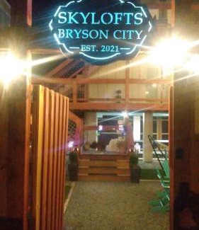 Bryson City Apartamento | Charming Downtown Bryson City SkyLoft Studio 3 - Perfect for Couples
