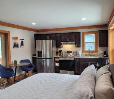 Bryson City Apartamento | Charming Downtown Bryson City SkyLoft Studio 3 - Perfect for Couples