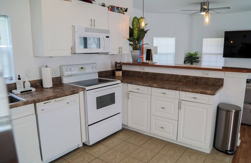 South Pensacola Cabaña | Charming downtown cottage in historical Pensacola!