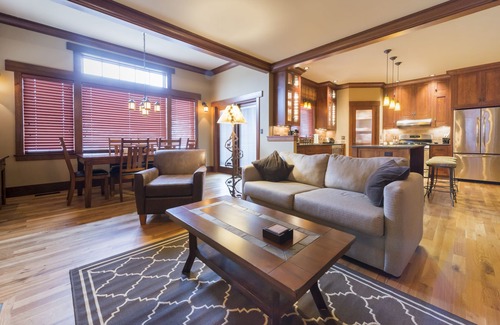 Frankfort Condominio | Charming Downtown Frankfort Condo overlooking Betsie Bay