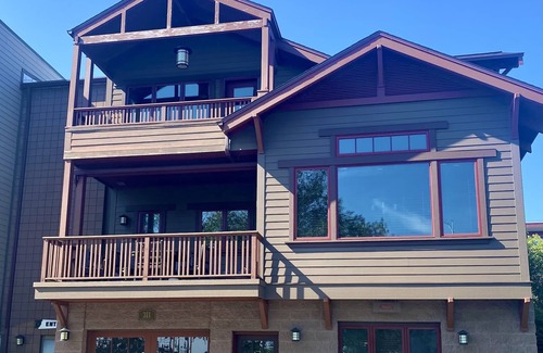 Frankfort Condominio | Charming Downtown Frankfort Condo overlooking Betsie Bay