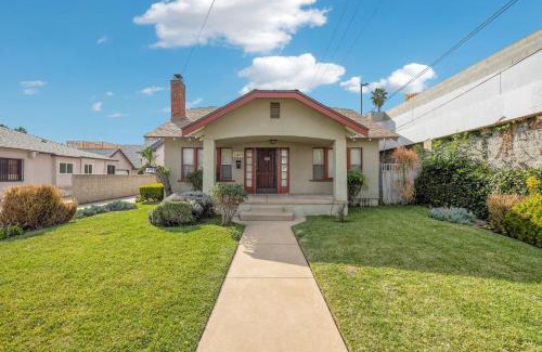 Alhambra Casa | Charming Downtown Retreat with free parking