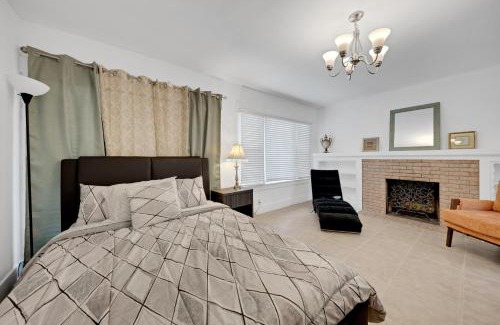 Alhambra Casa | Charming Downtown Retreat with free parking