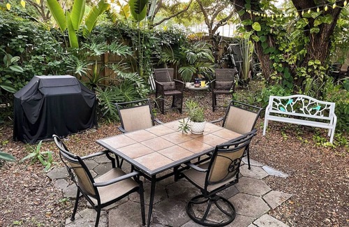 Historic Uptown Apartamento | Charming Downtown Bungalow Apt. - Walk to museums & nightlife