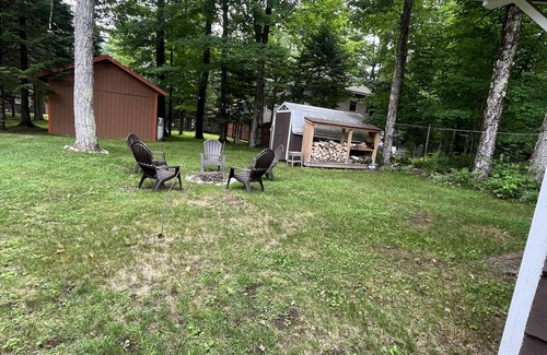 Eagle Bay Cabaña | Charming Eagle Bay Cottage — 2 min walk to private Fourth Lake beach!