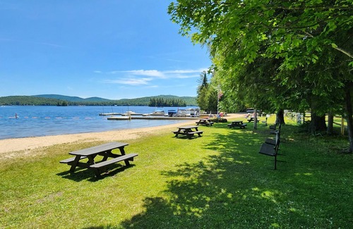 Eagle Bay Cabaña | Charming Eagle Bay Cottage — 2 min walk to private Fourth Lake beach!