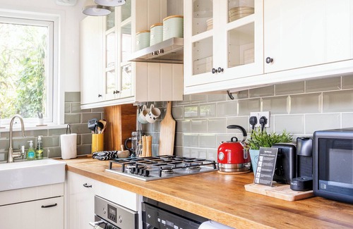 Cleveland Apartamento | Charming Ealing Garden Flat With Stylish Interiors& Free Parking.Family friendly