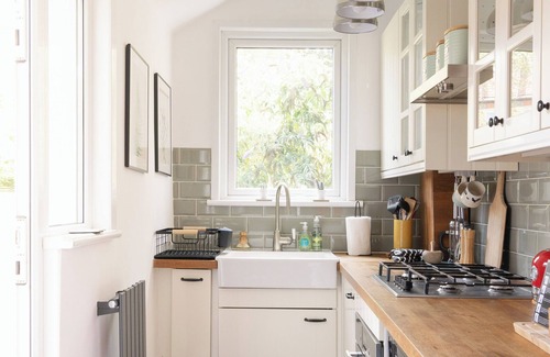 Cleveland Apartamento | Charming Ealing Garden Flat With Stylish Interiors& Free Parking.Family friendly