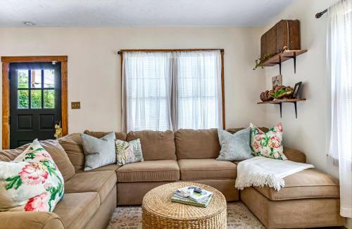 Edwardsville Casa | Charming Edwardsville Home Walk to Downtown!