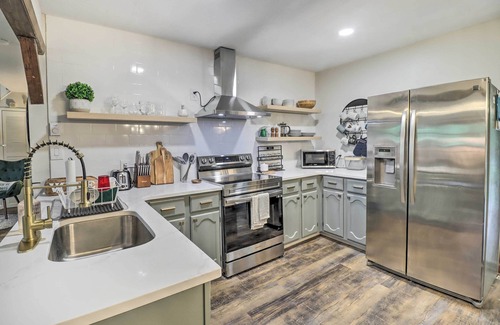 Long Pond Cabaña | Charming Emerald Lakes Cottage w/ Hot Tub!