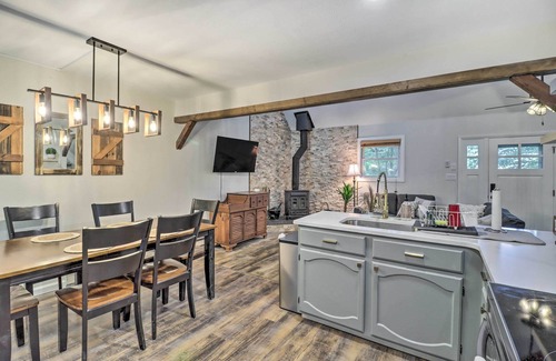 Long Pond Cabaña | Charming Emerald Lakes Cottage w/ Hot Tub!