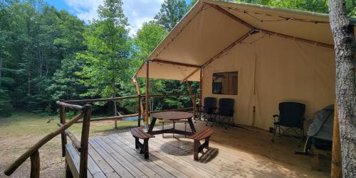 Lenoir Otro | Charming enclave Luxury tent in the woods Tent 3 Bambi's playground