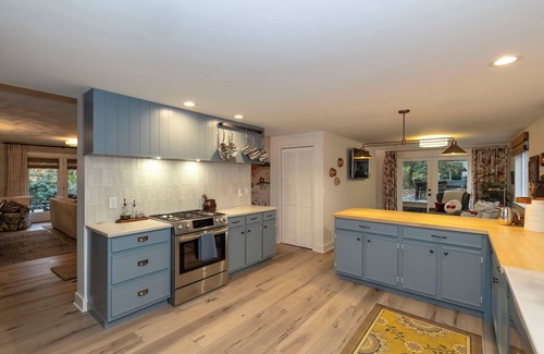 Rollingbay Casa | Charming English Cottage Retreat Near Fay Bainbridge Park – Sleeps 6