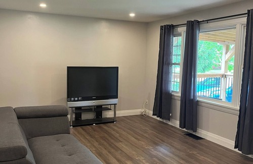 Port Weller West Casa | Charming Escape with Modern Comforts – Perfect for Relaxation or Adventure!