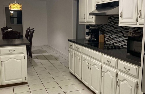Mount Pleasant Casa | "Charming Escape: King & Queen Beds in a Quiet Neighborhood!