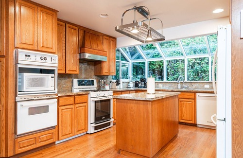 Surrey Casa | Charming family British Bungalow Retreat