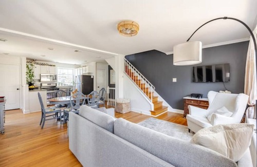 Potomac West Casa | Charming Family & Fido Oasis in Washington D.C.