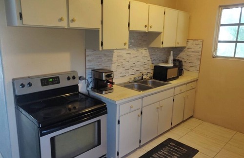 Nassau Apartamento | Charming family friendly home,furnished with parking facilities,near malls/beach