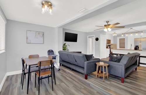 North Hyde Park Casa | Charming Family Gem: 5 Star Location ~ Deck ~ Parking!
