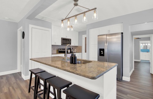 North Hyde Park Casa | Charming Family Gem: 5 Star Location ~ Deck ~ Parking!