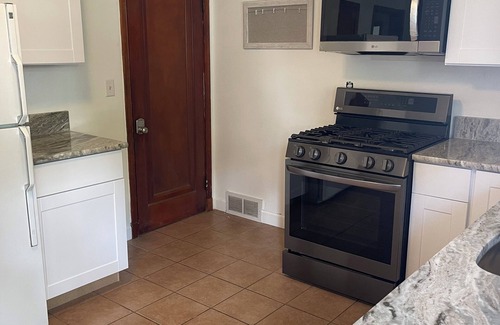 South Beloit Casa | Charming Family house sleeps 8, close to Roscoe, Rockford, Beloit, Janesville