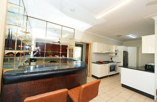 Roselands Casa | Charming Family Home with Swimming Pool.