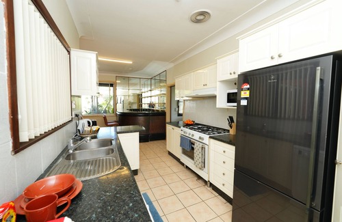 Roselands Casa | Charming Family Home with Swimming Pool.