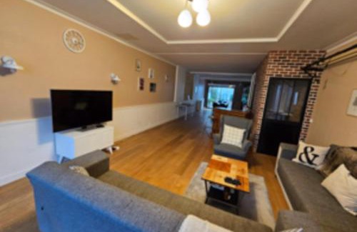 Lormont Casa | Charming family house with large terrace