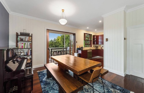 Toowong Casa | Charming family & pet friendly 3-bedroom house with WiFi, AC in awesome Taringa