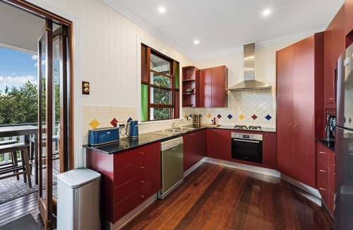 Toowong Casa | Charming family & pet friendly 3-bedroom house with WiFi, AC in awesome Taringa