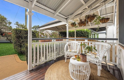 Toowong Casa | Charming family & pet friendly 3-bedroom house with WiFi, AC in awesome Taringa