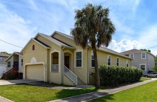 Port Tampa City Casa | Charming Family Retreat: Cozy Traditional Home in the Heart of South Tampa!