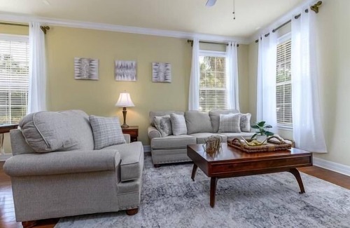 Port Tampa City Casa | Charming Family Retreat: Cozy Traditional Home in the Heart of South Tampa!